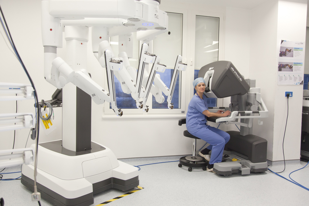 Surgeon with robot